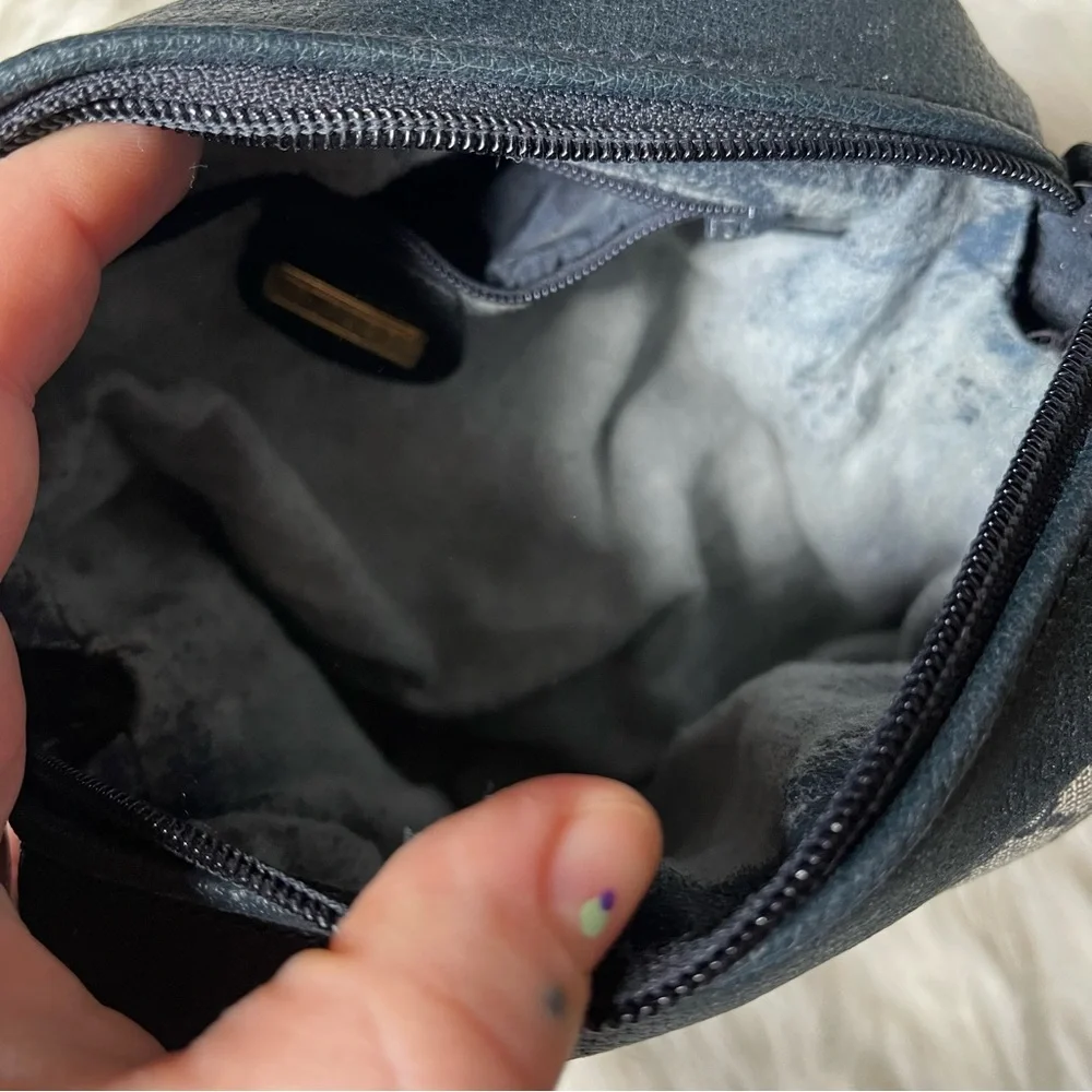 Reserved Bundle // Vintage Gucci Barrell Clutch & Louis Vuitton Wallet - Picture 9 of 14